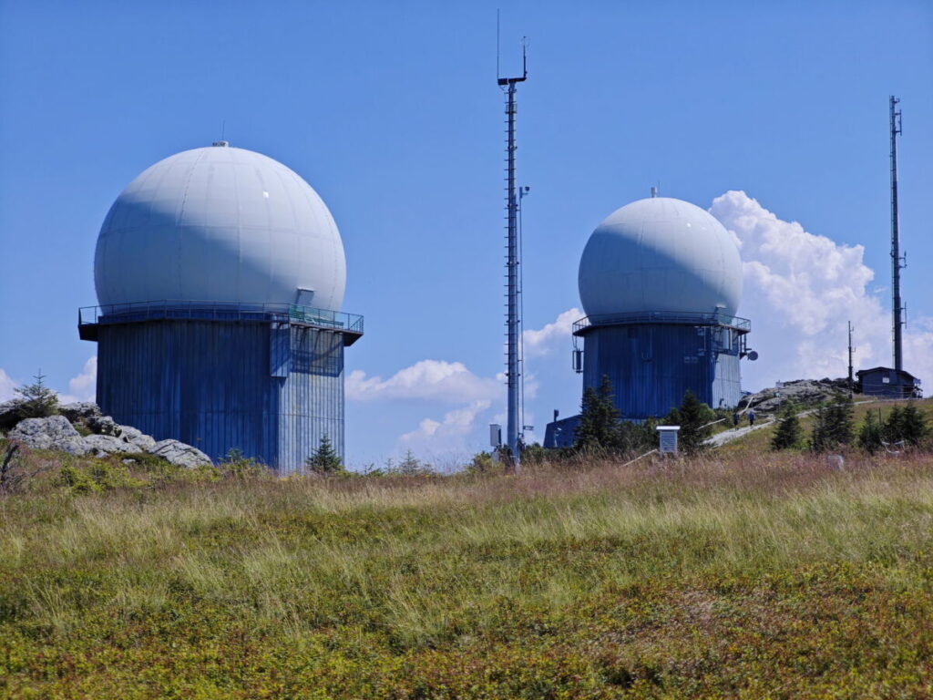 Die mächtigen Radome am Großen Arber